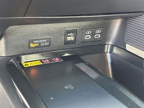 Used 2025 Toyota Camry SE w/ Convenience Package image 26