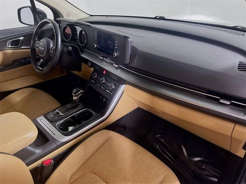 Used 2024 Kia Carnival LX image 28