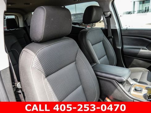 Used 2023 GMC Acadia SLE FWD image 16