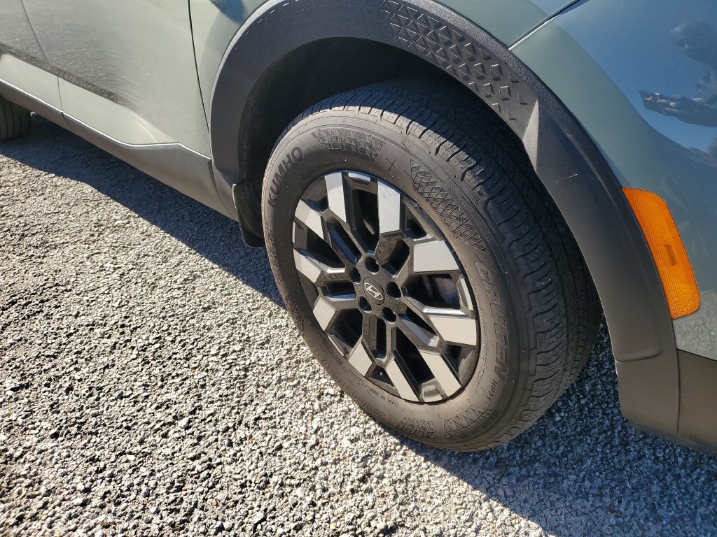 Used 2025 Hyundai Santa Cruz SE FWD image 2