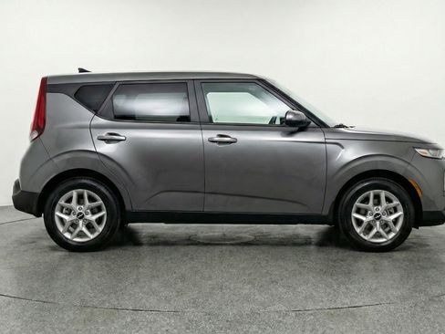 Used 2025 Kia Soul LX w/ LX Technology Package FWD image 11