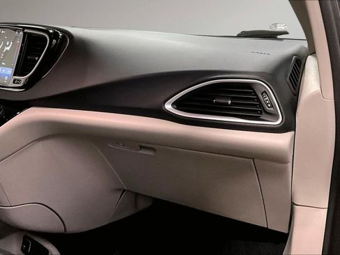 Used 2023 Chrysler Pacifica Touring-L image 27