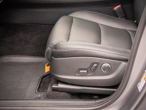 Used 2025 Genesis GV70 2.5T image 13