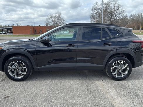Used 2025 Chevrolet Trax LT image 2