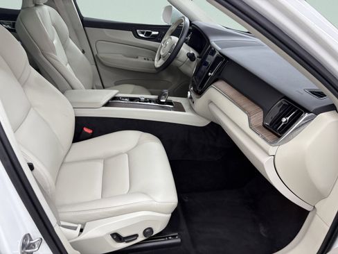 Used 2022 Volvo XC60 B5 Momentum image 24
