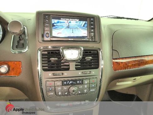 Used 2014 Chrysler Town & Country Touring-L w/ Driver Convenience Group image 20