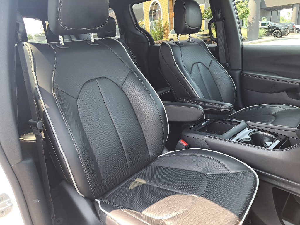 Certified 2026 Chrysler Pacifica Limited FWD image 38
