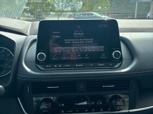 Used 2022 Nissan Rogue S FWD image 17