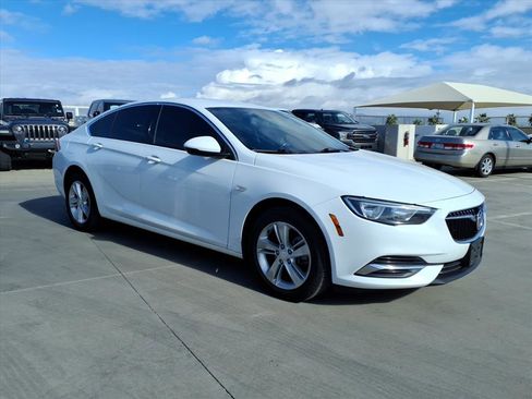 Used 2018 Buick Regal Preferred image 3