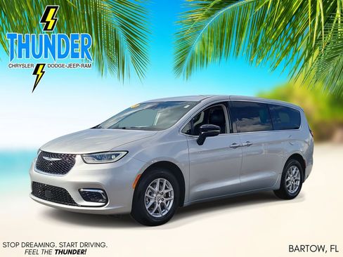 Used 2024 Chrysler Pacifica Touring-L FWD image 2