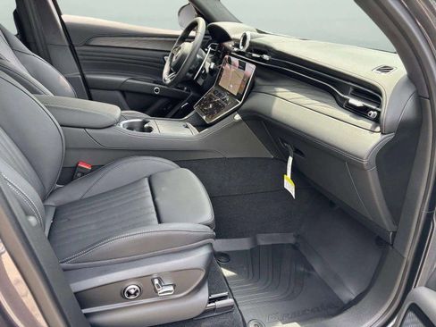 New 2025 Maserati Grecale GT image 31