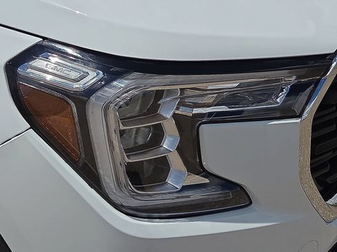 Used 2024 GMC Terrain SLE FWD image 10