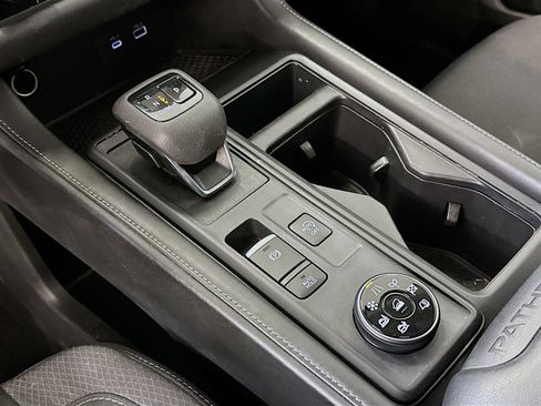 Used 2024 Nissan Pathfinder S image 24