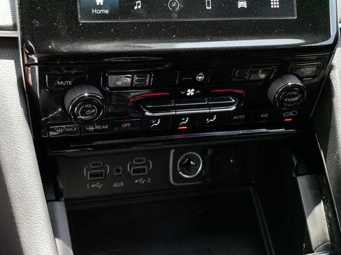 Used 2023 Jeep Grand Cherokee Altitude AWD/4WD image 23