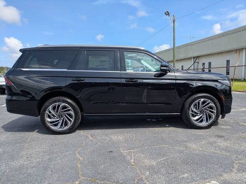 New 2026 Lincoln Navigator Reserve AWD/4WD image 3