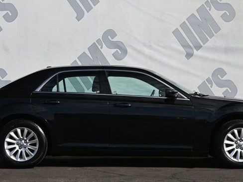 Used 2011 Chrysler 300 image 4