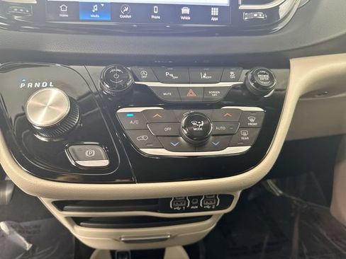 Used 2023 Chrysler Pacifica Touring-L FWD image 9