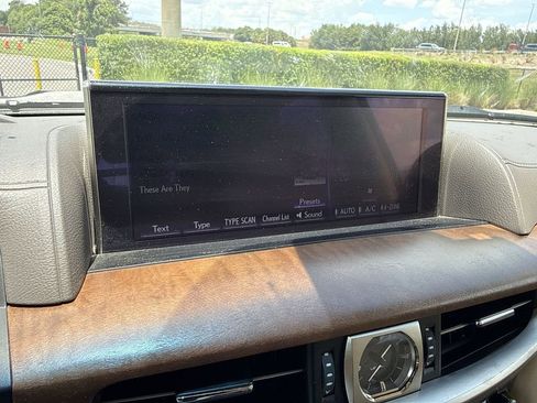 Used 2020 Lexus LX 570 4WD w/ Luxury Package image 23
