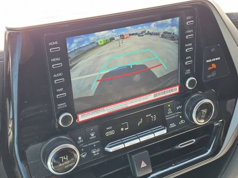 Used 2022 Toyota Highlander LE FWD image 19