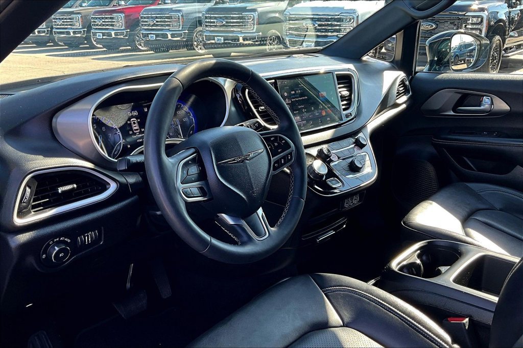 Used 2025 Chrysler Pacifica Select FWD image 13