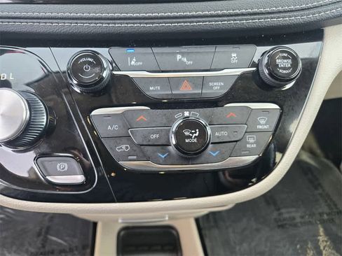 Used 2023 Chrysler Pacifica Touring-L image 15