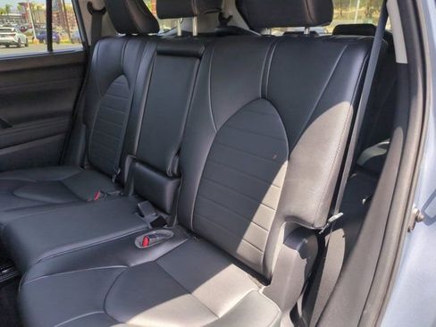 Used 2021 Toyota Highlander XLE AWD/4WD image 27