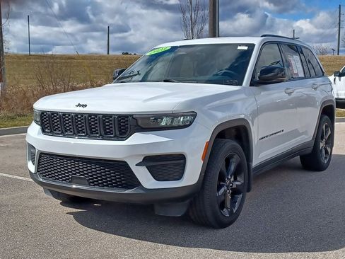 Used 2023 Jeep Grand Cherokee Altitude AWD/4WD image 2