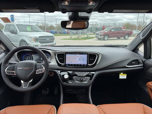 New 2026 Chrysler Pacifica Pinnacle w/ Trailer Tow Group AWD/4WD image 29