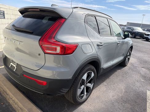Used 2025 Volvo XC40 B5 Plus image 8