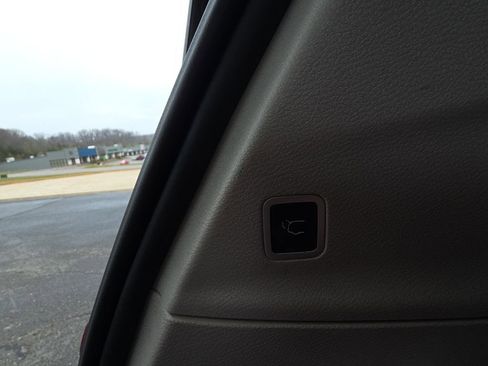 Used 2023 Chrysler Pacifica Touring-L FWD image 32