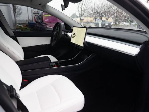 Used 2020 Tesla Model Y Long Range image 25