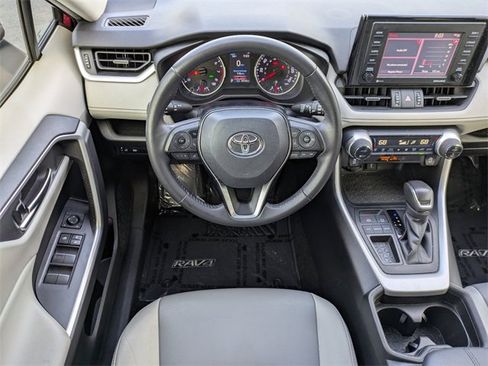 Used 2021 Toyota RAV4 XLE Premium image 15