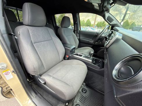 Used 2018 Toyota Tacoma TRD Sport w/ Technology Package AWD/4WD image 7