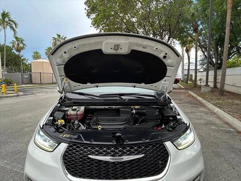 Certified 2023 Chrysler Pacifica Touring-L FWD image 29