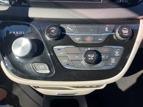 Used 2017 Chrysler Pacifica Touring-L FWD image 23
