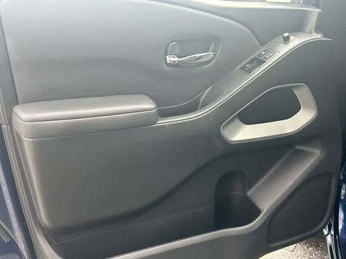 Used 2022 Nissan Frontier SV w/ Technology Package image 11