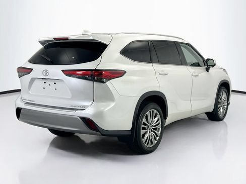 Used 2023 Toyota Highlander Platinum FWD image 5