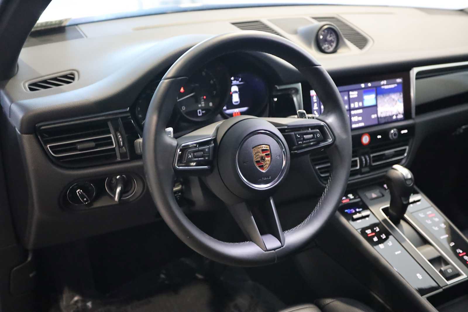 Used 2025 Porsche Macan AWD/4WD image 4