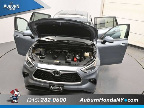 Used 2022 Toyota Highlander XLE AWD/4WD image 36