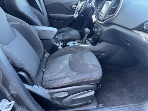 Used 2016 Jeep Cherokee Latitude w/ Cold Weather Group image 19