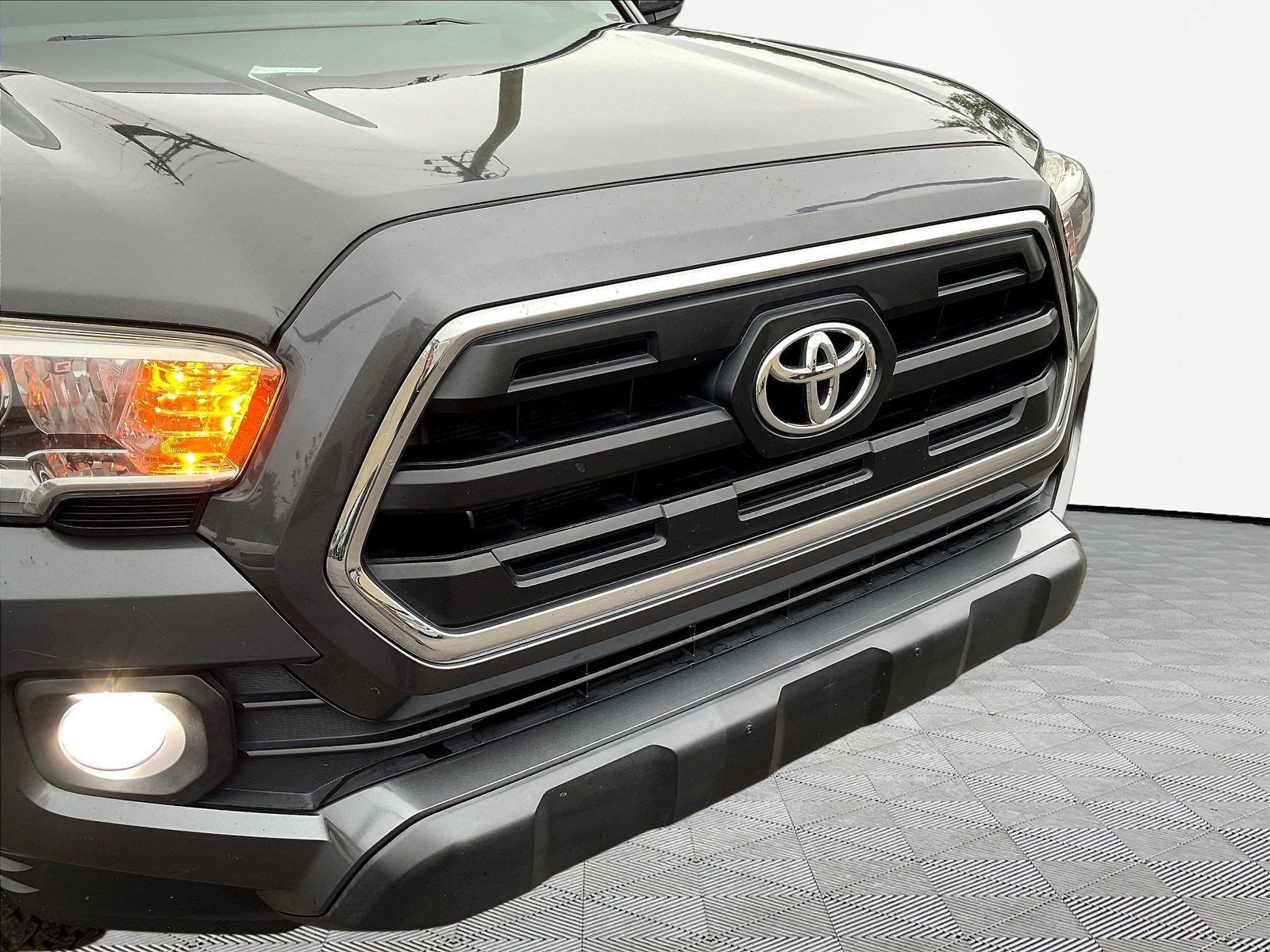 Used 2017 Toyota Tacoma SR5 w/ Tow Package AWD/4WD image 33
