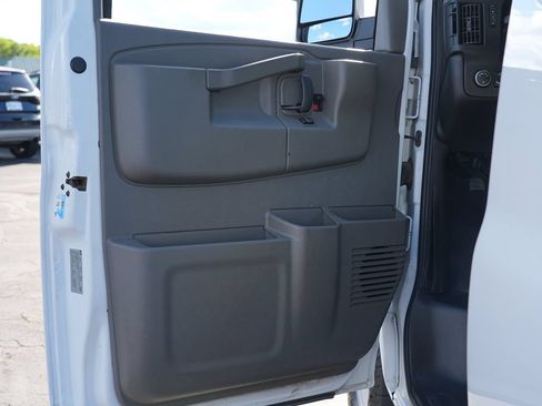 Used 2017 Chevrolet Express 2500 RWD image 14