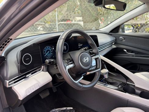 Used 2025 Hyundai Elantra Limited image 31