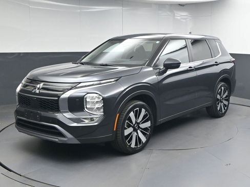 Used 2025 Mitsubishi Outlander AWD image 3