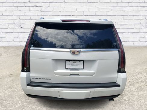 Used 2019 Cadillac Escalade Luxury RWD image 3