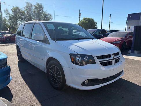 Used 2017 Dodge Grand Caravan GT image 2