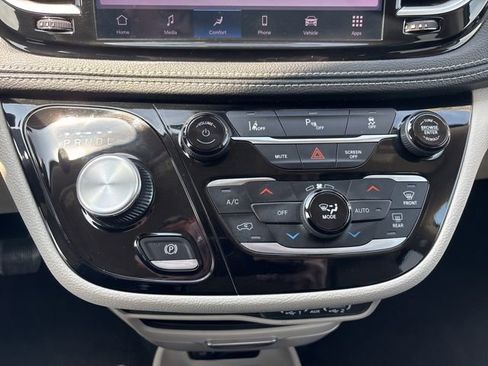Used 2023 Chrysler Pacifica Touring-L FWD image 19
