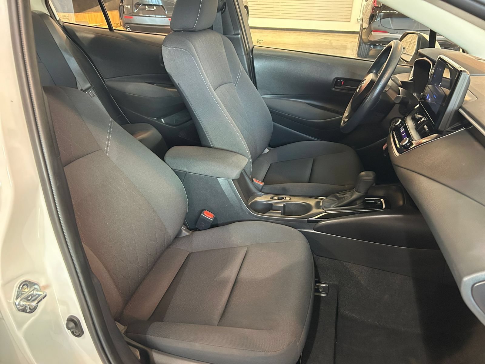 Used 2025 Toyota Corolla LE FWD image 33