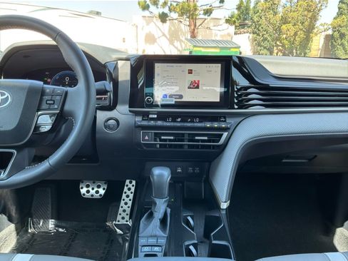 Used 2025 Toyota Camry SE AWD/4WD image 15