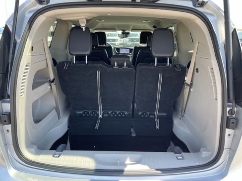 Used 2024 Chrysler Pacifica Touring-L FWD image 18